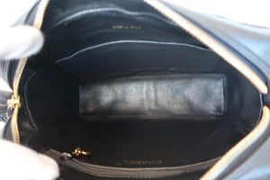CHANEL Medium Matelasse shoulder bag Lambskin Black/Gold hadware Shoulder bag 700100112