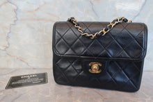 Load image into Gallery viewer, CHANEL Mini matelasse chain shoulder bag Lambskin Black/White/Gold hadware Shoulder bag 700100077
