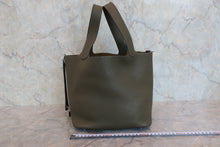将图片加载到图库查看器，HERMES PICOTIN LOCK MM Clemence leather Vert olive □O刻印 Hand bag 800090143
