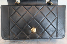 Load image into Gallery viewer, CHANEL Diana matelasse chain shoulder bag Lambskin Black/Gold hadware Shoulder bag 600080055
