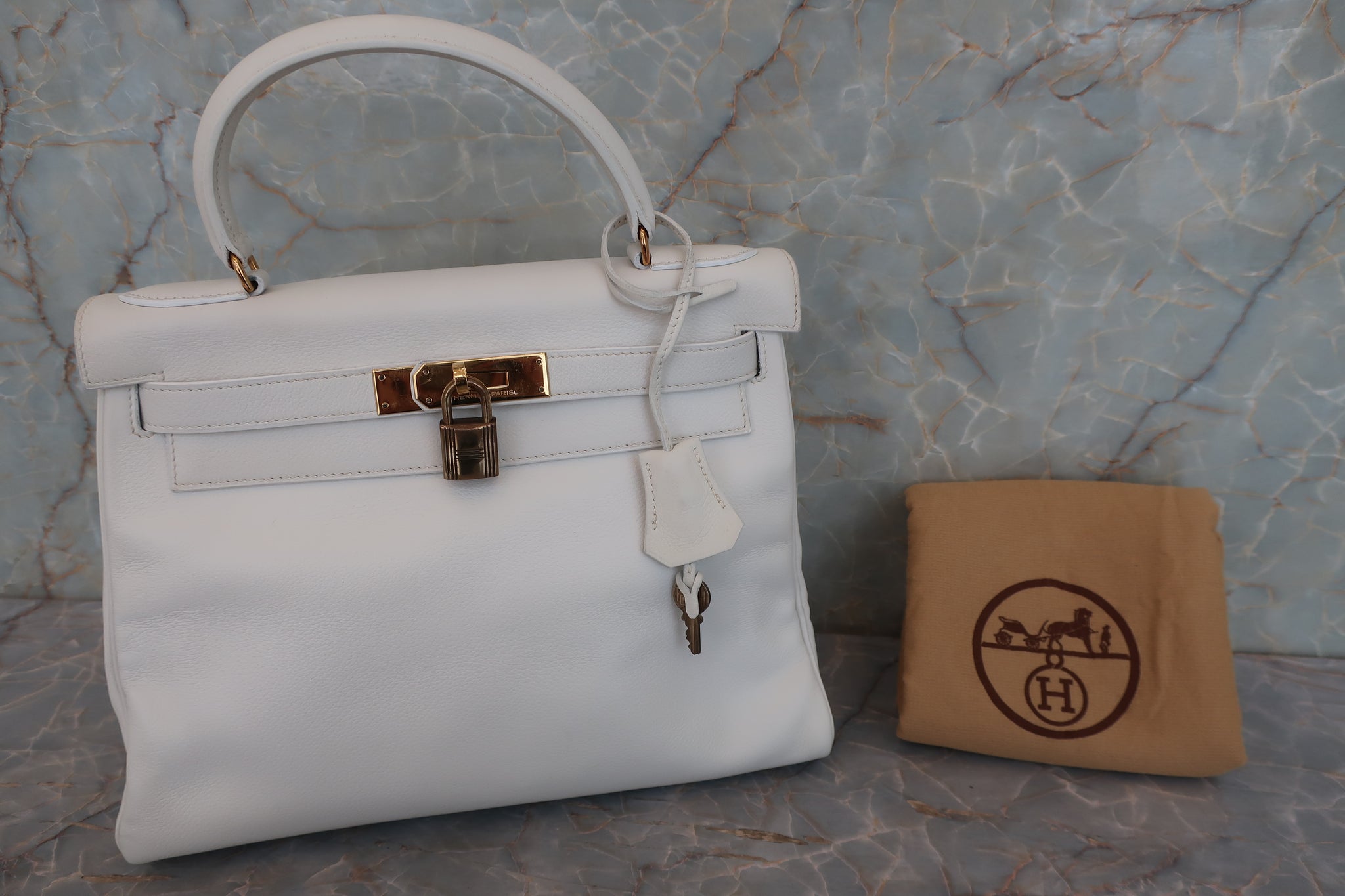 HERMES エルメス　白　37⭐️ 未使用新品♥エルメスHERMES オラン サンダルミュール 37 白