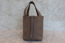 Load image into Gallery viewer, HERMES PICOTIN LOCK ＭＭ Clemence leather Etoupe gray □R Engraving Hand bag 800090140
