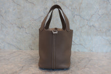 Load image into Gallery viewer, HERMES PICOTIN LOCK ＭＭ Clemence leather Etoupe gray □R Engraving Hand bag 800090140
