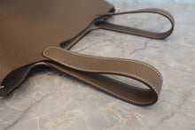 Load image into Gallery viewer, HERMES PICOTIN LOCK ＭＭ Clemence leather Etoupe gray □R Engraving Hand bag 800090140
