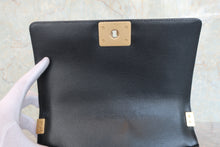 画像をギャラリービューアに読み込む, CHANEL/シャネル ボーイシャネルチェーンショルダーバッグ キャビアスキン ブラック/ゴールド金具 ショルダーバッグ 800080086
