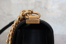 画像をギャラリービューアに読み込む, CHANEL/シャネル ボーイシャネルチェーンショルダーバッグ キャビアスキン ブラック/ゴールド金具 ショルダーバッグ 800080086
