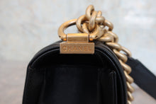 画像をギャラリービューアに読み込む, CHANEL/シャネル ボーイシャネルチェーンショルダーバッグ キャビアスキン ブラック/ゴールド金具 ショルダーバッグ 800080086
