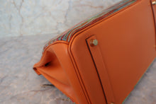Load image into Gallery viewer, HERMES BIRKIN 35 Vibrato/Box carf leather Orange □H Engraving Hand bag 700110160
