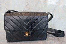 将图片加载到图库查看器，CHANEL/香奈儿 V线 肩背包 羊皮 Black/Gold hadware(黑色/金色金属) 肩背包 700100118
