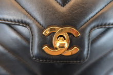 将图片加载到图库查看器，CHANEL/香奈儿 V线 肩背包 羊皮 Black/Gold hadware(黑色/金色金属) 肩背包 700100118
