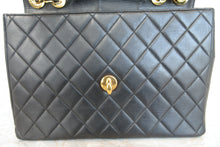 Load image into Gallery viewer, CHANEL Medium Matelasse single flap chain shoulder bag Lambskin Black/Gold hadware Shoulder bag 700010103
