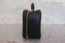 Load image into Gallery viewer, CHANEL CC mark Vanity Caviar skin Black/Gold hardware Vanity 800090211
