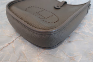 HERMES／エルメス エブリンTPM トリヨンクレマンス エタン D刻印 ショルダーバッグ 700060296