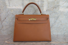 Load image into Gallery viewer, HERMES KELLY 32 Graine Couchevel leather Gold 〇X Engraving Shoulder bag 700050115
