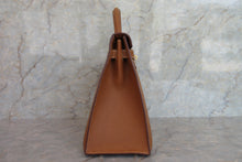 Load image into Gallery viewer, HERMES KELLY 32 Graine Couchevel leather Gold 〇X Engraving Shoulder bag 700050115

