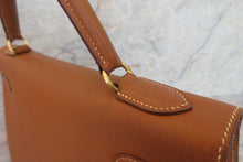 Load image into Gallery viewer, HERMES KELLY 32 Graine Couchevel leather Gold 〇X Engraving Shoulder bag 700050115
