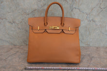Load image into Gallery viewer, HERMES HAUT A COURROIRE 32 Graine Couchevel leather Natural □B Engraving Hand bag 800040163
