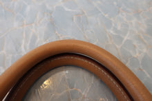 Load image into Gallery viewer, HERMES HAUT A COURROIRE 32 Graine Couchevel leather Natural □B Engraving Hand bag 800040163
