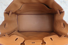 Load image into Gallery viewer, HERMES HAUT A COURROIRE 32 Graine Couchevel leather Natural □B Engraving Hand bag 800040163
