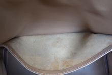Load image into Gallery viewer, HERMES HAUT A COURROIRE 32 Graine Couchevel leather Natural □B Engraving Hand bag 800040163
