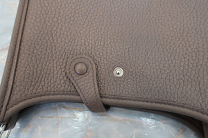 HERMES／エルメス エブリンTPM トリヨンクレマンス エトゥープ Y刻印 ショルダーバッグ 700060233