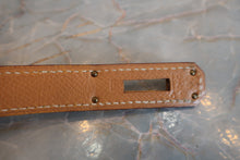 Load image into Gallery viewer, HERMES HAUT A COURROIRE 32 Graine Couchevel leather Natural □B Engraving Hand bag 800040163
