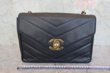 Load image into Gallery viewer, CHANEL  V-Stitch chain shoulder bag Caviar skin Black/Gold hadware Shoulder bag 800060215
