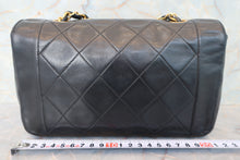 Load image into Gallery viewer, CHANEL Matelasse chain shoulder bag Lambskin Black/Gold hadware Shoulder bag 700120013
