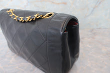 Load image into Gallery viewer, CHANEL Matelasse chain shoulder bag Lambskin Black/Gold hadware Shoulder bag 700120013
