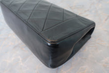 Load image into Gallery viewer, CHANEL Matelasse chain shoulder bag Lambskin Black/Gold hadware Shoulder bag 700120013
