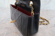 Load image into Gallery viewer, CHANEL Matelasse chain shoulder bag Lambskin Black/Gold hadware Shoulder bag 700120013
