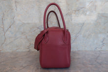Load image into Gallery viewer, HERMES LINDY 26 Clemence leather Bois de rose □O Engraving Shoulder bag 700090106
