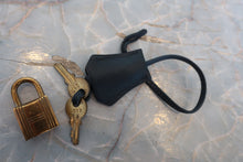 Load image into Gallery viewer, HERMES KELLY 32 Graine Couchevel leather Navy Hand bag 800090155
