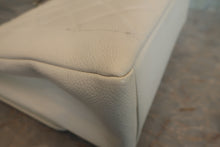 画像をギャラリービューアに読み込む, CHANEL/シャネル ダイアナマトラッセチェーンショルダーバッグ キャビアスキン ホワイト/シルバー金具 ショルダーバッグ 700120230
