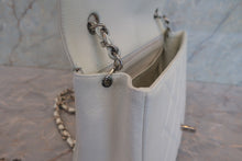 画像をギャラリービューアに読み込む, CHANEL/シャネル ダイアナマトラッセチェーンショルダーバッグ キャビアスキン ホワイト/シルバー金具 ショルダーバッグ 700120230
