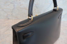 Load image into Gallery viewer, HERMES KELLY 28 Box carf leather Black 〇W Engraving Shoulder bag 700010204
