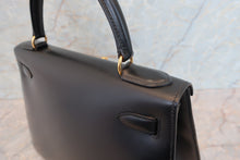 Load image into Gallery viewer, HERMES KELLY 28 Box carf leather Black 〇W Engraving Shoulder bag 700010204
