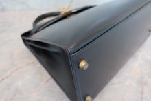 Load image into Gallery viewer, HERMES KELLY 28 Box carf leather Black 〇W Engraving Shoulder bag 700010204
