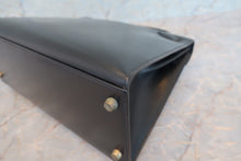 Load image into Gallery viewer, HERMES KELLY 28 Box carf leather Black 〇W Engraving Shoulder bag 700010204
