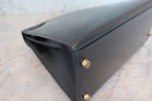 Load image into Gallery viewer, HERMES KELLY 28 Box carf leather Black 〇W Engraving Shoulder bag 700010204
