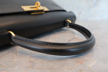 Load image into Gallery viewer, HERMES KELLY 28 Box carf leather Black 〇W Engraving Shoulder bag 700010204
