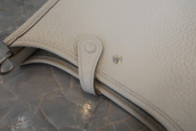将图片加载到图库查看器，HERMES  EVELYNE TPM Clemence leather Gris perle W刻印 Shoulder bag 800060189
