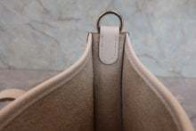 将图片加载到图库查看器，HERMES  EVELYNE TPM Clemence leather Gris perle W刻印 Shoulder bag 800060189
