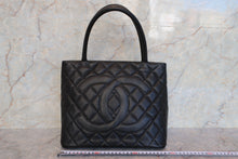 Load image into Gallery viewer, CHANEL Medallion Tote Caviar skin Black/Gold hadware Tote bag 700120006
