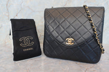 Load image into Gallery viewer, CHANEL Matelasse chain shoulder bag Lambskin Black/Gold hadware Shoulder bag 700120007
