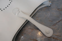 Load image into Gallery viewer, HERMES EVELYNE 2ＰＭ Epsom leather White □J Engraving Shoulder bag 800080108
