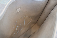 Load image into Gallery viewer, HERMES EVELYNE 2ＰＭ Epsom leather White □J Engraving Shoulder bag 800080108
