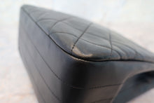 Load image into Gallery viewer, CHANEL Matelasse chain shoulder bag Lambskin Black/Gold hadware Shoulder bag 700120007
