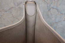 Load image into Gallery viewer, HERMES EVELYNE 2ＰＭ Epsom leather White □J Engraving Shoulder bag 800080108
