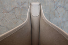 Load image into Gallery viewer, HERMES EVELYNE 2ＰＭ Epsom leather White □J Engraving Shoulder bag 800080108
